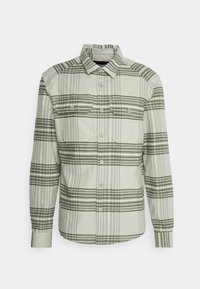 Camisa de cuadros de manga larga en verde claro con líneas verdes oscuras, con bolsillos en el pecho abotonados y un cuello clásico. Textura suave, tejido tejido.