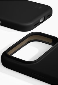 Zwarte mobiele telefoonhoes met een gladde matte textuur, afgeronde randen en een contrasterende beige binnenvoering; voorzien van uitsparingen voor poorten en knoppen.