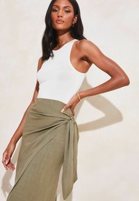 Lipsy TIE WAIST MIDI  TALL  - Átlapolós szoknya - khaki green