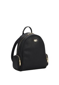 Zaino nero in pelle sintetica con forma arrotondata, dettagli in metallo dorato, due tasche laterali con zip e una maniglia superiore per il trasporto.