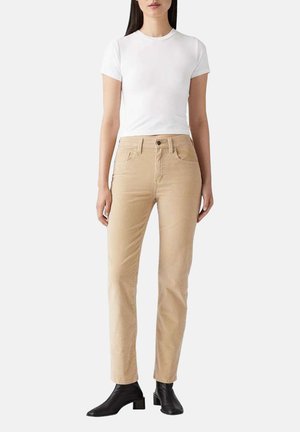 Beige bomuldsbukser med slim fit, der har en knaplukning, fem lommer og minimal syning. Sæt sammen med en ensfarvet hvid T-shirt og sorte ankelstøvler.