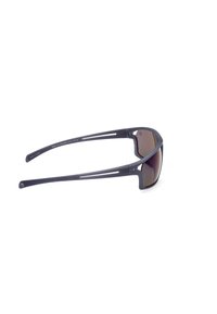 Szare plastikowe okulary przeciwsłoneczne z brązowymi gradientowymi soczewkami. Cechy obejmują smukłe ramiona i wycięte akcenty, co tworzy nowoczesny design.