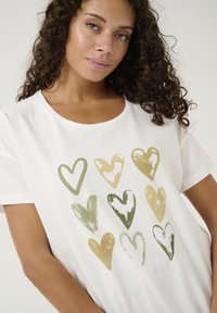 Cream AUDE - Marškinėliai su spaudiniu - olive painted hearts