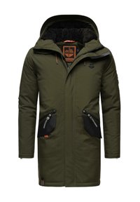 Parka de culoare verde măsline, cu o căptușeală pufoasă neagră la glugă, două buzunare frontale cu fermoar și un logo pe piept. Design impermeabil.