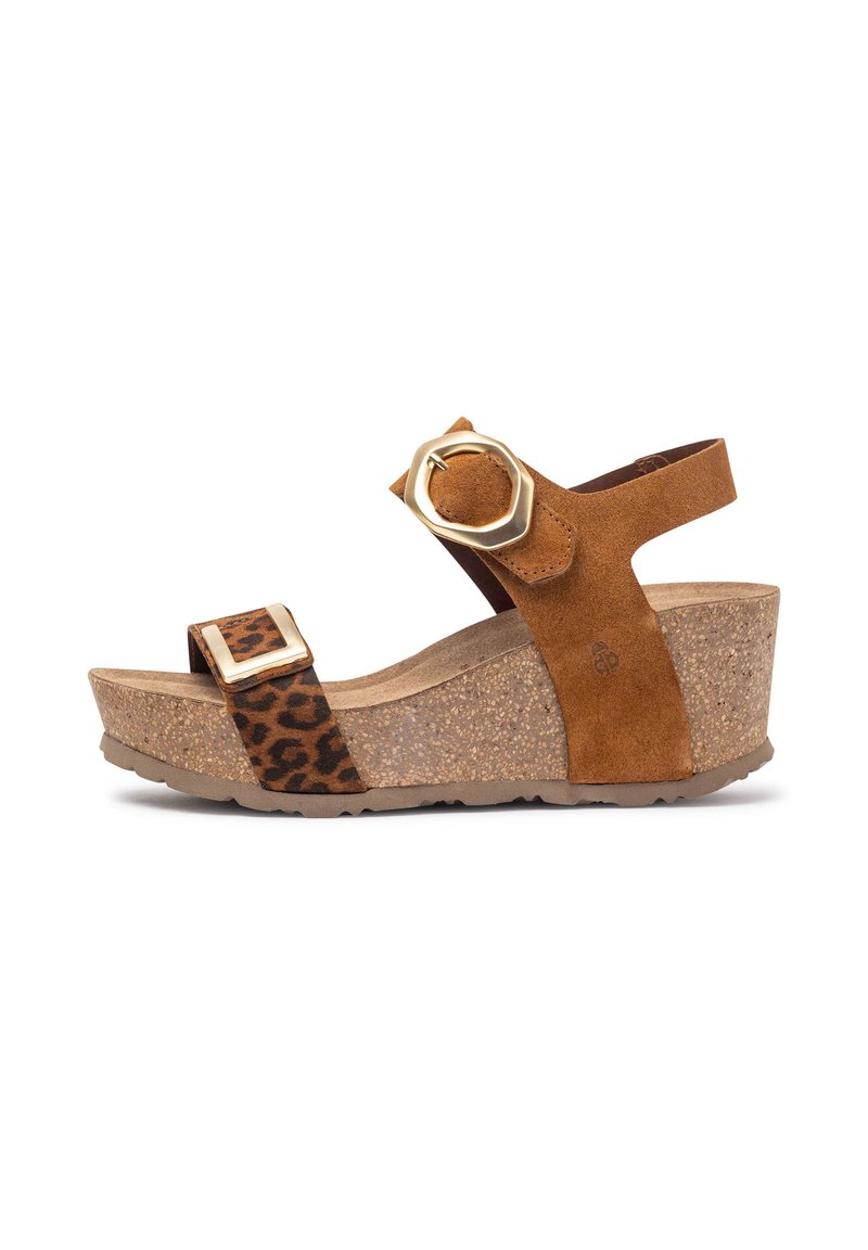 Sandale à talon compensé en daim marron avec accent en imprimé léopard, boucle en métal doré, et semelle en liège texturé. Dos ouvert avec sangle réglable.