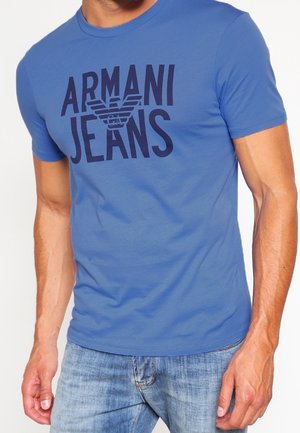 Modrá bavlněná tričko s tmavomodrým logem "Armani Jeans", krátké rukávy a klasický kulatý výstřih.