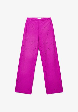 Weite Hose aus strukturiertem, leuchtend pinkem Stoff mit Blumenmuster und glattem Bund. Keine sichtbaren Beschläge oder Verzierungen.