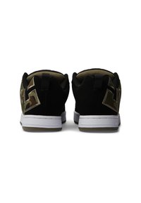 Črne nubuk teniske s kamuflažnim vzorcem na peti, belo srednje podplato in teksturirano notranjost. Imajo oblazinjeno ovratnico in tab na peti.