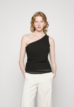 Zwarte top met één schouder en geplooide textuur, gemaakt van lichtgewicht stof. Draag het met crèmekleurige wijde broek, heeft een getailleerd silhouette.