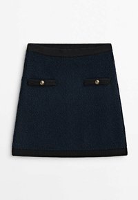 Jupe texturée bleu marine foncé avec ceinture et ourlet bordés de noir, avec deux poches avant décoratives ornées de boutons dorés.