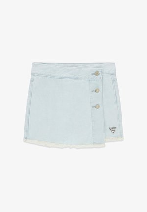 Lichtblauwe denim minirok met drie metalen knopen aan de voorkant rechts, een versleten zoom en een klein driehoekig GUESS-logo patch aan de onderkant rechts.