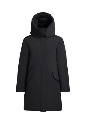 Giacca imbottita nera, lunga fino al ginocchio con colletto alto e grande cappuccio. Presenta una chiusura frontale con bottoni a pressione, due tasche laterali e una texture della stoffa liscia.