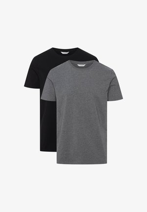 Schwarzes Kurzarm-T-Shirt und hellgraue Jogginghose, aus weichem Stoff, mit einem elastischen Bund und legerem Schnitt, dazu weiße Sneakers.