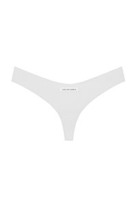 Witte string onderbroek met een gladde textuur, minimalistisch ontwerp en een rechthoekig label met de tekst "GOD SAVE QUEENS."