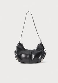 Borsa a spalla a forma di mezzaluna in pelle nera con zip argento su entrambi i lati e una singola tracolla.