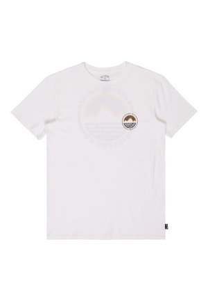 Biała koszulka z krótkim rękawem i okrągłym dekoltem, z małym okrągłym logo przedstawiającym góry, słońce i napis "Adventure Division Billabong" na lewej piersi.