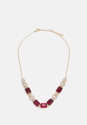 Złoty naszyjnik z łańcuszka z pięcioma dużymi prostokątnymi czerwonymi kamieniami szlachetnymi, połączonymi małymi, złotymi, okrągłymi ogniwami zdobionymi cyrkoniami.