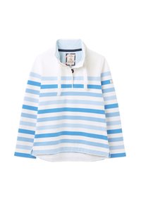 Pull blanc à rayures horizontales bleues, col montant avec cordons, un bouton près du cou, manches longues, et une étiquette de marque à l'intérieur du col.