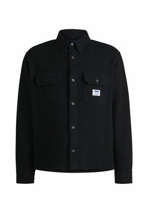 Czarna koszula z guzikami, wykonana z teksturowanej tkaniny, z dwoma kieszeniami na piersi i małą metką z logo na lewej kieszeni.