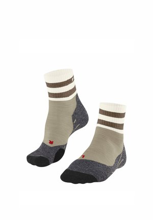 Coppia di calzini a metà polpaccio con parte superiore beige, punta e tallone grigio scuro, polsino bianco con due strisce marroni, contrassegnati con L rossa per il piede sinistro e R per il piede destro.