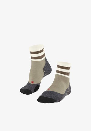 Een paar sokken tot halverwege de kuit met een beige bovendeel, donkergrijze teen en hiel, een witte boord met twee bruine strepen, gemarkeerd met rood L en R voor de linker- en rechtervoet.