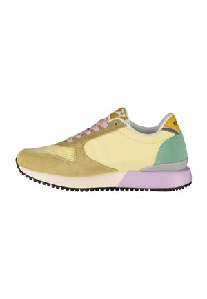 Scarpa sportiva con tomaia in suede giallo e beige, lacci rosa pastello, accento sul tallone verde menta e intersuola viola su una suola nera texturizzata.