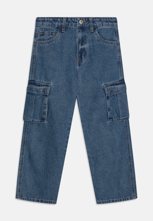 Pantalon cargo en denim bleu avec jambes larges, bouton et fermeture éclair à l’avant, passants de ceinture, poches avant et poches cargo à rabat sur les deux cuisses.