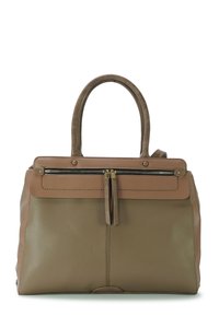 Beige leren handtas met een gestructureerde vorm, twee bovenhandgrepen, een voorzak met rits en gouden hardware. Glad materiaal met stikseldetails.