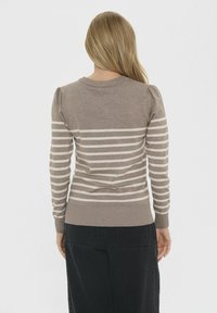 Maglione a maniche lunghe realizzato in tessuto morbido, con una base taupe e strisce orizzontali color crema, e orlo a costine. Dettaglio delle spalle a palloncino visibile.