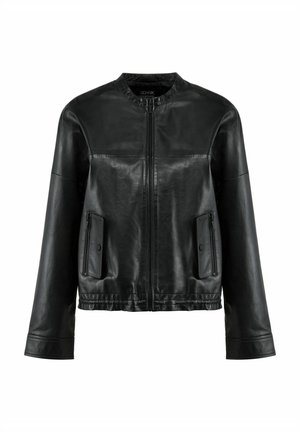 Czarna skórzana kurtka bomberka z okrągłym kołnierzem, przednim zamkiem błyskawicznym i dwoma kieszeniami na zamek. Posiada dopasowane rękawy i talię.