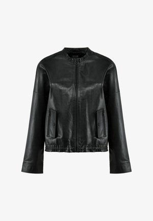 Czarna skórzana kurtka bomberka z okrągłym kołnierzem, przednim zamkiem błyskawicznym i dwoma kieszeniami na zamek. Posiada dopasowane rękawy i talię.