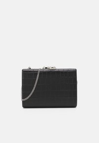 Pochette en simili cuir noir avec motif crocodile, de forme rectangulaire, cadre en métal avec deux fermoirs ronds et une chaîne en argent.
