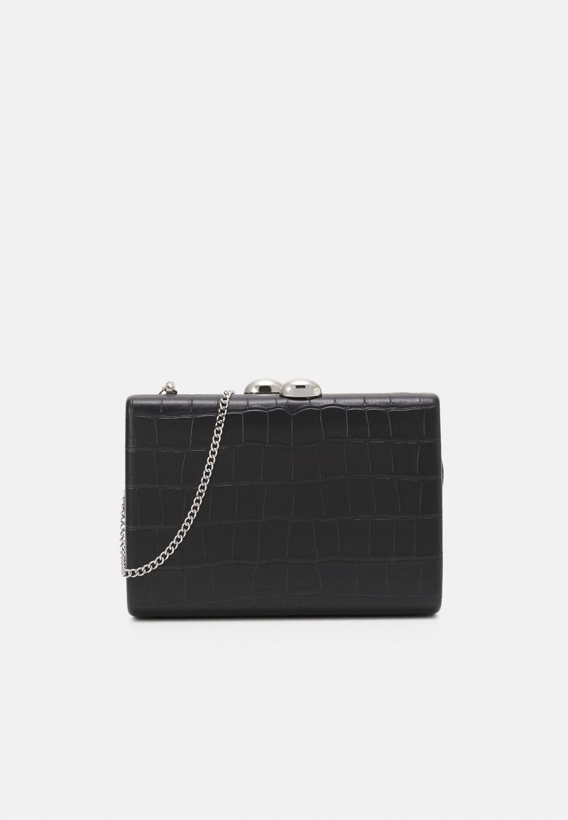 Pochette en simili cuir noir avec motif crocodile, de forme rectangulaire, cadre en métal avec deux fermoirs ronds et une chaîne en argent.