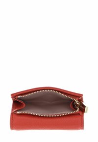 Portefeuille en cuir rouge avec une surface texturée. Fermeture éclair ouverte révélant un intérieur beige. Comprend une fermeture éclair dorée et des détails de couture.