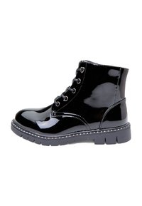 Botine din piele patent neagră, cu vârful rotund, �șireturi frontale, talpă din cauciuc și decorațiuni cu ținte argintii pe marginea tălpii.