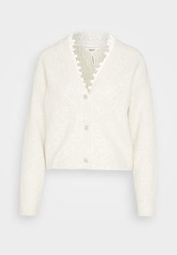 Biały sweter z dzianiny, z dekoltem w kształcie litery V, dekoracyjnym koronkowym wykończeniem oraz teksturą w diamentowy wzór, ozdobiony trzema dekoracyjnymi guzikami.