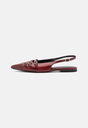 Bourgognefarvet flad slingback med spids tå, tre dekorative spænder foran og justerbar rem ved hælen.