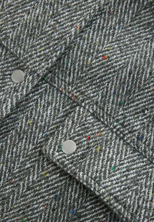 Graues Fischgrätgewebe mit bunten Sprenkeln, ausgestattet mit silbernen Druckknöpfen. Strukturierten Wollmischung mit diagonaler Streifenmuster.