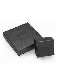 Scatole regalo nere, una grande e una piccola, presentano una finitura opaca con logo in rilievo. Il design è semplice e moderno, enfatizzando l'eleganza.