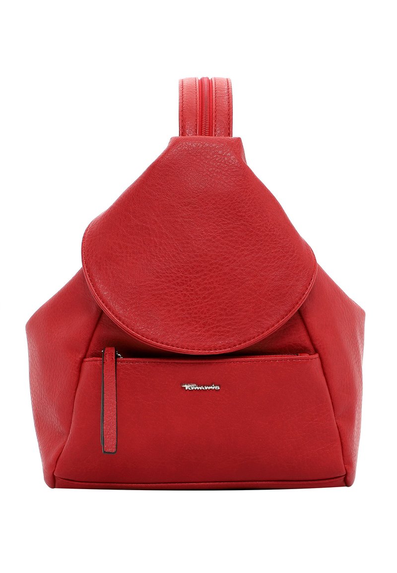 Zaino in pelle rossa con pattina arrotondata, tasca frontale con zip e maniglia superiore, isolato su sfondo bianco.