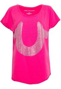 Camiseta de mujer de color rosa brillante con diseño de herradura de rhinestones plateados y mangas cortas, marca True Religion, tamaño pequeño.