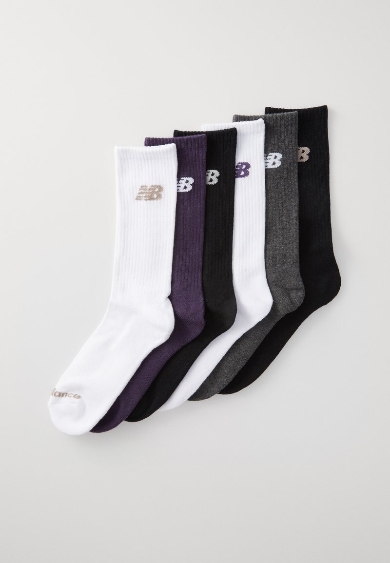 Set šestih New Balance nogavic z rebrasto teksturo. Barve vključujejo belo, vijolično, črno in sivo, z logotipnimi akcenti.