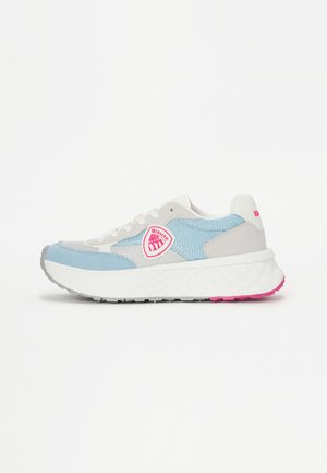 Sneaker leggera con tomaia in mesh blu, dettagli grigi, intersuola bianca e suola rosa. Presenta un logo sul lato.