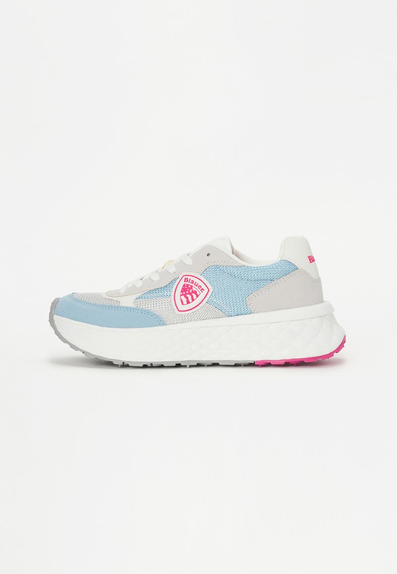 Lichte sneaker met een blauwe mesh bovenkant, grijze accenten, witte tussenzool en roze buitenzool. heeft een logopatch aan de zijkant.