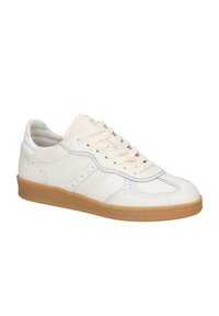 Witte leren sneaker met een textuur oppervlak, gumrubberen zool, geperforeerde accenten en tonale stiksels. Beschikt over platte veters en een gevoerde kraag.