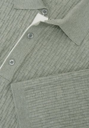 Lysegrå ribstrikket cardigan med tre knapper, spids krave og lange ærmer lagt fladt.