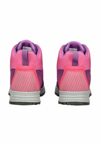 Růžové a fialové sportovní boty s vrškem z síťoviny a syntetického materiálu, polstrovaným límcem a strukturovanou gumovou podrážkou, s kontrastními akcenty.