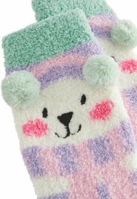 Fuzzy, plyssede sokker med et bjørnedesign og mintgrønne, lilla og pink striber. Inkluderer pomponer på toppen. Blød tekstur.