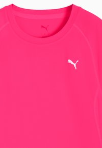 Φωτεινό ροζ αθλητικό μπλουζάκι με στρογγυλή λαιμόκοψη και μικρό λευκό λογότυπο Puma στο πάνω αριστερό μέρος του στήθους.