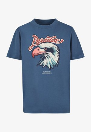 Sinine puuvillane T-särk, millel on graafika kotka peast ja tekst "Paradise" retrostiilis kirjas. Sile tekstuur, lühikesed varrukad.
